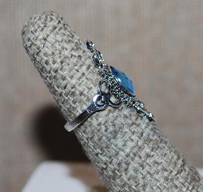 Size 5½ Light BLUE Oval Beveled Stone RING with Full Ornate Surround on a Silver Tone Setting (2.2g)