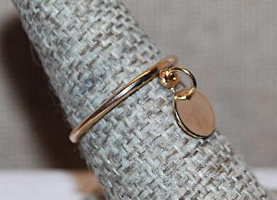 Size 8 Dangle Round TAG RING on a Gold Tone No-Stones Band (1.1g)