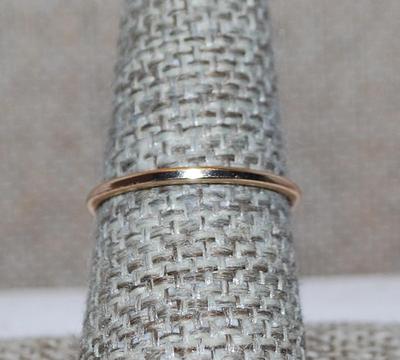 Size 8 Dangle Round TAG RING on a Gold Tone No-Stones Band (1.1g)