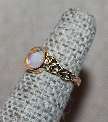 Size 4 Small BLUE-ish Iridescent Style Stone RING with Cupped Gold Tone OPEN-ENDED Band (1.7g)