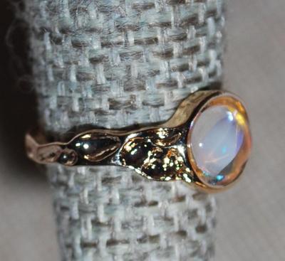 Size 4 Small BLUE-ish Iridescent Style Stone RING with Cupped Gold Tone OPEN-ENDED Band (1.7g)