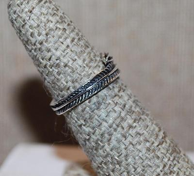 Size 6 Black & Silver Color "FEATHER PLUME" RING (1.7g)
