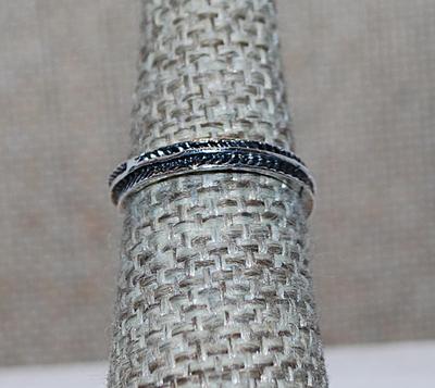 Size 6 Black & Silver Color "FEATHER PLUME" RING (1.7g)