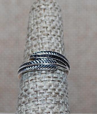 Size 6 Black & Silver Color "FEATHER PLUME" RING (1.7g)