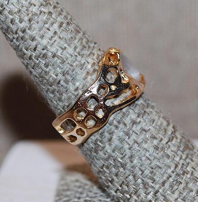 Size 7½ Round White Opaque Single Stone RING with Cut-Outs on a Gold Tone OPEN-ENDED Band (3.4g)