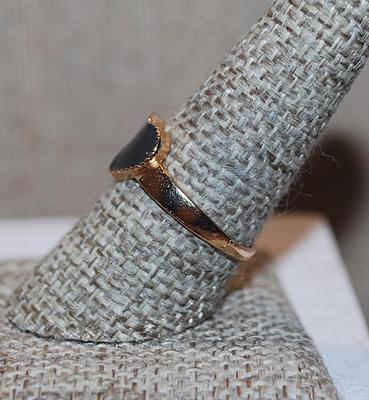 Size 9 BLACK Enamel HEART RING with Gold Tone Surround & Band (1.9g)