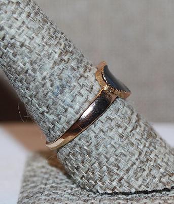 Size 9 BLACK Enamel HEART RING with Gold Tone Surround & Band (1.9g)