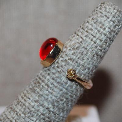 Size 6 RED Oval Glass Stone RING with Side "Paw" on a Gold Tone FRONT OPEN-ENDED Band (2.6g)