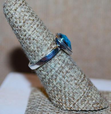 Size 6½ BLUE PEAR Shaped Glass Stone RING with Silver Tone Surround & Band (2.7g)