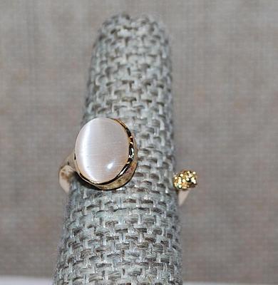 Size 6 White Opaque Oval Stone RING with Side "Paw" & Gold Tone FRONT OPEN-ENDED Band (2.3g)