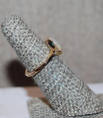 Size 6 White Opaque Oval Stone RING with Side "Paw" & Gold Tone FRONT OPEN-ENDED Band (2.3g)