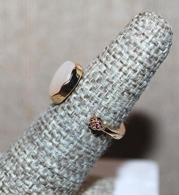 Size 6 White Opaque Oval Stone RING with Side "Paw" & Gold Tone FRONT OPEN-ENDED Band (2.3g)