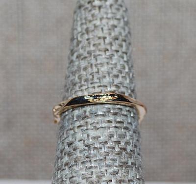 Size 6 White Opaque Oval Stone RING with Side "Paw" & Gold Tone FRONT OPEN-ENDED Band (2.3g)