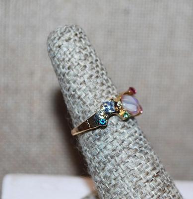 Size 6 Sideways Oval Iridescent BLUE-ish Stone RING with Pink, Clear & Blue Small Stone Accents on OPEN-ENDED Gold Tone Band (2.6g)