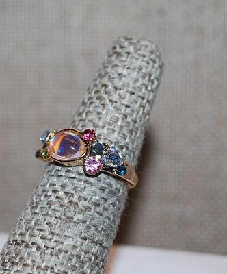 Size 6 Sideways Oval Iridescent BLUE-ish Stone RING with Pink, Clear & Blue Small Stone Accents on OPEN-ENDED Gold Tone Band (2.6g)