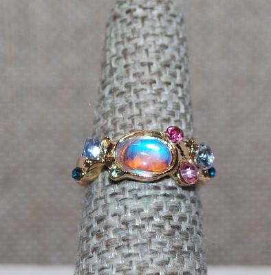 Size 6 Sideways Oval Iridescent BLUE-ish Stone RING with Pink, Clear & Blue Small Stone Accents on OPEN-ENDED Gold Tone Band (2.6g)