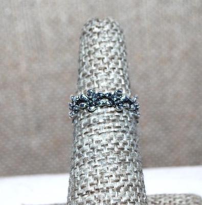 Size 5 Infinity Style Black & Silver Colored RING with FLOWER Designs on a Silver Tone Band (2.1g)