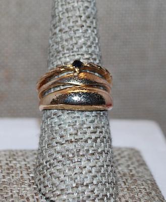 Size 8 Collection of 3 RINGS - All Gold Tone; 1 Twisted with Tiny Black Stone; and 2 Simple No Stones (4.3g)
