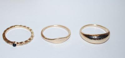 Size 8 Collection of 3 RINGS - All Gold Tone; 1 Twisted with Tiny Black Stone; and 2 Simple No Stones (4.3g)