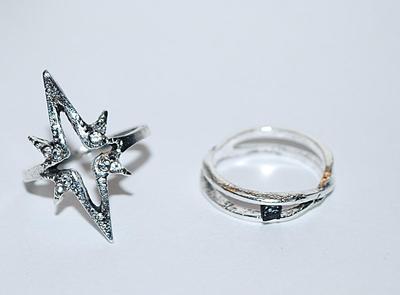 Size 4 Collection of 2 Rough Cut Silver Tone RINGS - Spikes with 8 Stones and Criss-Cross with Charcoal Style Stone (2.7g)