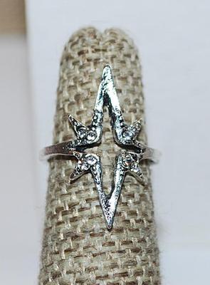 Size 4 Collection of 2 Rough Cut Silver Tone RINGS - Spikes with 8 Stones and Criss-Cross with Charcoal Style Stone (2.7g)