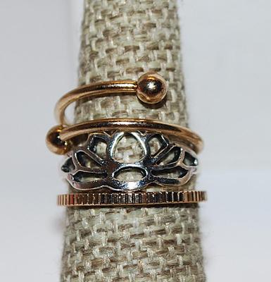 Size 6½-7 Collection of 6 RINGS -5 Gold Tone, Stripes, Tiny Ball, Chain Link & Overlap; 1 Silver Tone Crown (7.6g)