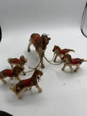 Showhorse with 5 ponies