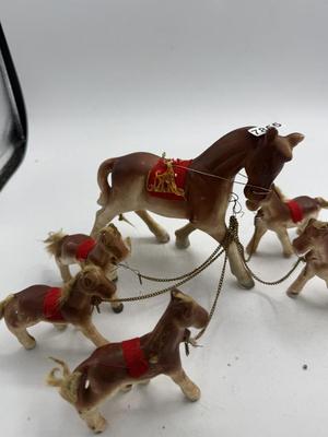 Showhorse with 5 ponies