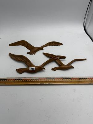 HOMCO Syroco faux wood flying birds
