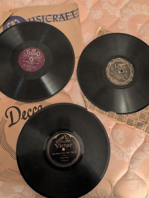 Large Group of Old Vinal Records.