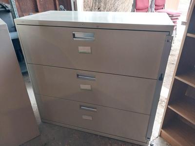 Sale Photo Thumbnail #39: MEASURES APPROX. 36X18X40, METAL WITH SIDE BAR