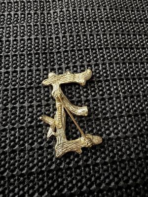 vintage Sarah Coventry gold-tone initial "E" brooch from the 1964 "Sarah's ABCs" collection, featuring a faux...