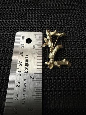 vintage Sarah Coventry gold-tone initial "E" brooch from the 1964 "Sarah's ABCs" collection, featuring a faux...