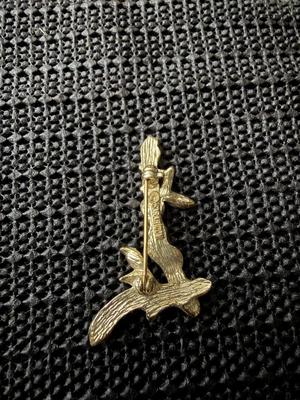 vintage Sarah Coventry 1960s gold-tone initial "L" bamboo vine design brooch pin.