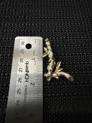 vintage Sarah Coventry 1960s gold-tone initial "L" bamboo vine design brooch pin.