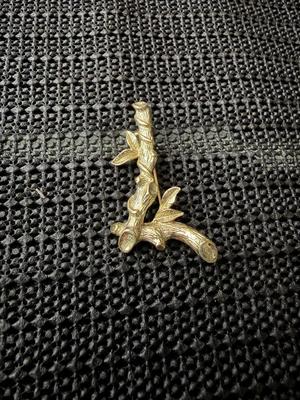 vintage Sarah Coventry 1960s gold-tone initial "L" bamboo vine design brooch pin.