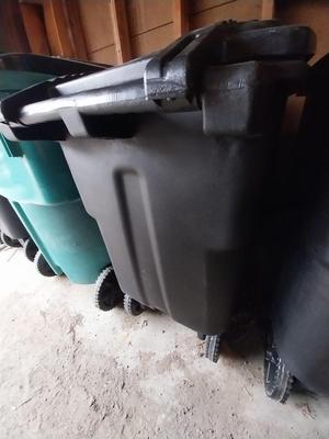 96 GALLON ROLLING TRASHCAN