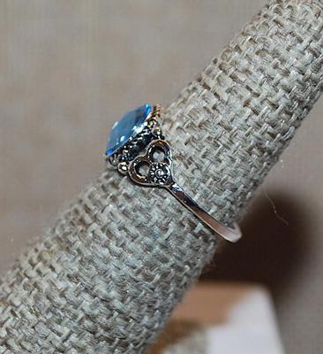 Size 5½ BLUE Beveled Oval Stone RING with Silver Tone Heart Side Accents and Band (1.7g)