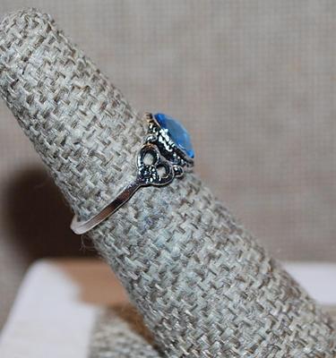 Size 5½ BLUE Beveled Oval Stone RING with Silver Tone Heart Side Accents and Band (1.7g)