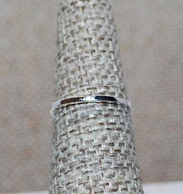 Size 5½ BLUE Beveled Oval Stone RING with Silver Tone Heart Side Accents and Band (1.7g)