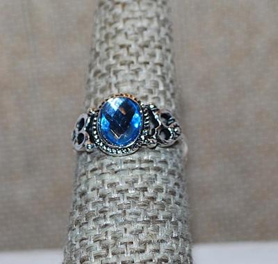 Size 5½ BLUE Beveled Oval Stone RING with Silver Tone Heart Side Accents and Band (1.7g)
