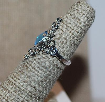 Size 5½ Light BLUE Oval Beveled Stone RING with Full Ornate Surround on a Silver Tone Setting (2.2g)