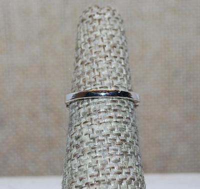 Size 5½ Light BLUE Oval Beveled Stone RING with Full Ornate Surround on a Silver Tone Setting (2.2g)