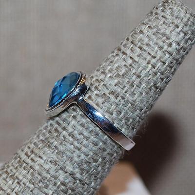Size 6½ BLUE PEAR Shaped Glass Stone RING with Silver Tone Surround & Band (2.7g)