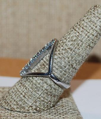 Size 8½ Unique "Diamond" Shaped Setting RING with Single Vertical Row of Clear Stones and Silver Tone Band (3.6g)