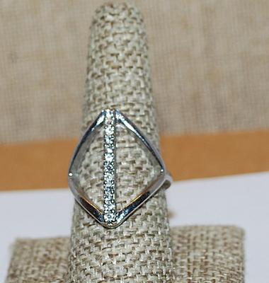 Size 8½ Unique "Diamond" Shaped Setting RING with Single Vertical Row of Clear Stones and Silver Tone Band (3.6g)