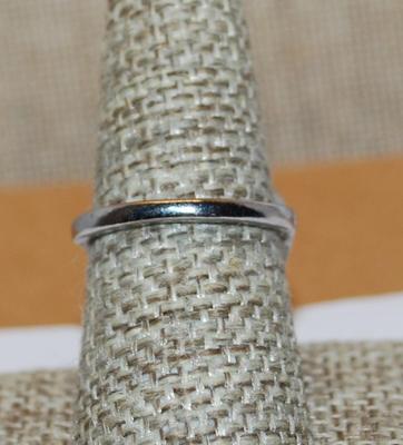 Size 8½ Unique "Diamond" Shaped Setting RING with Single Vertical Row of Clear Stones and Silver Tone Band (3.6g)