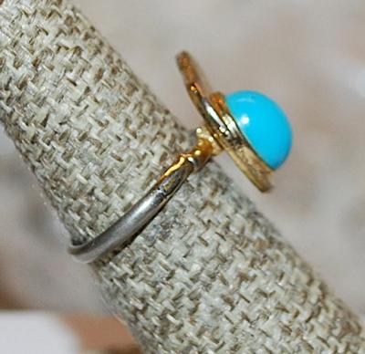 Size 6½ Oval Blue Cabochon Ring with "Flag" on a Silver Tone SPLIT Band (3.8g)