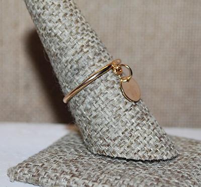 Size 8 Dangle Round TAG RING on a Gold Tone No-Stones Band (1.1g)