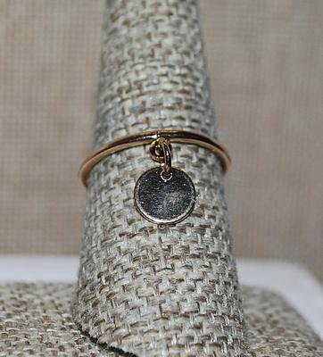 Size 8 Dangle Round TAG RING on a Gold Tone No-Stones Band (1.1g)